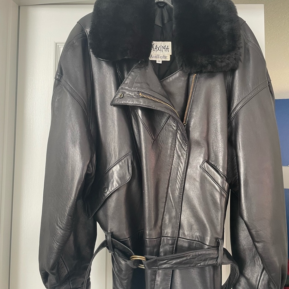 Ann Taylor Maxima blk thick QUALITY leather. Removable fur collar, 26-1/2" long